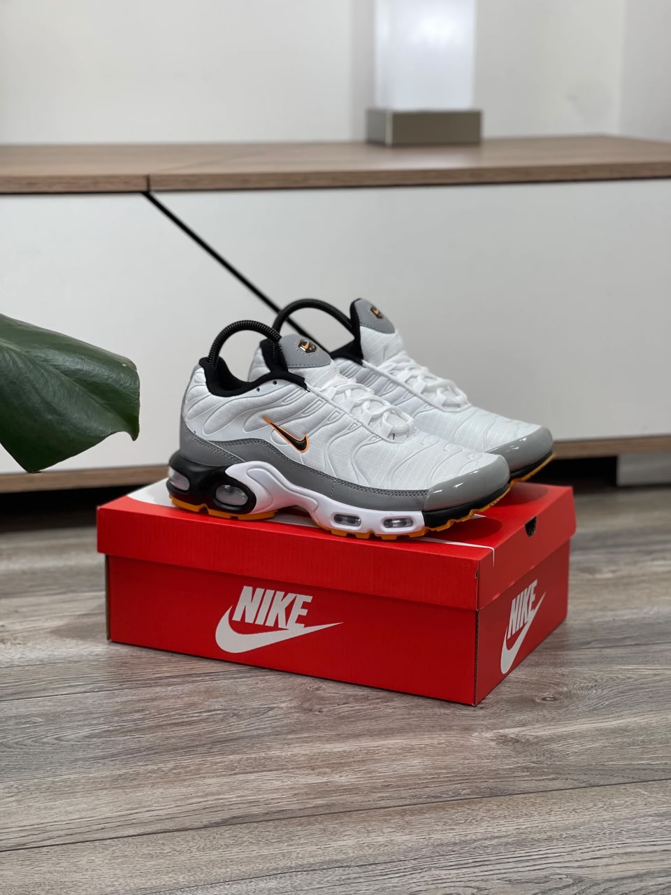 Nike Air Max Plus TN en color blanco con gris