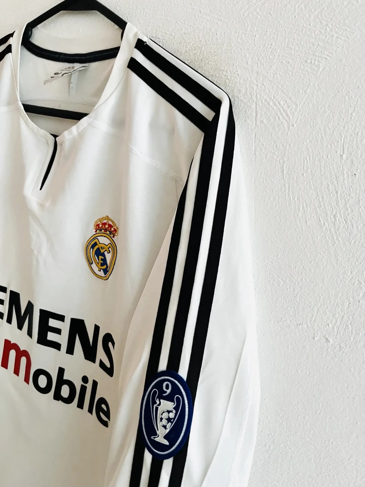 camiseta oficial de local del Real Madrid