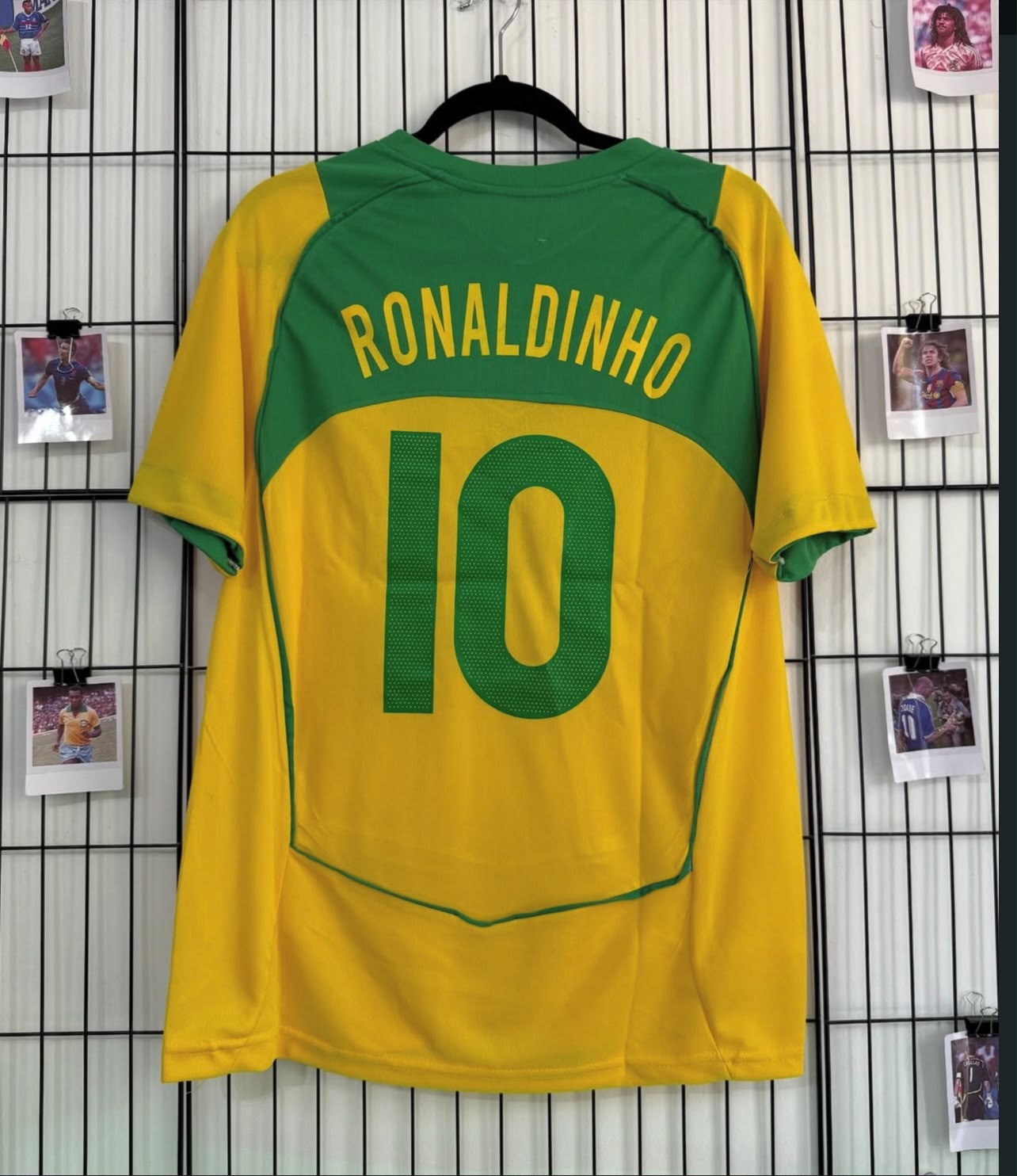 Camiseta local de la Selección de Brasil de 2004