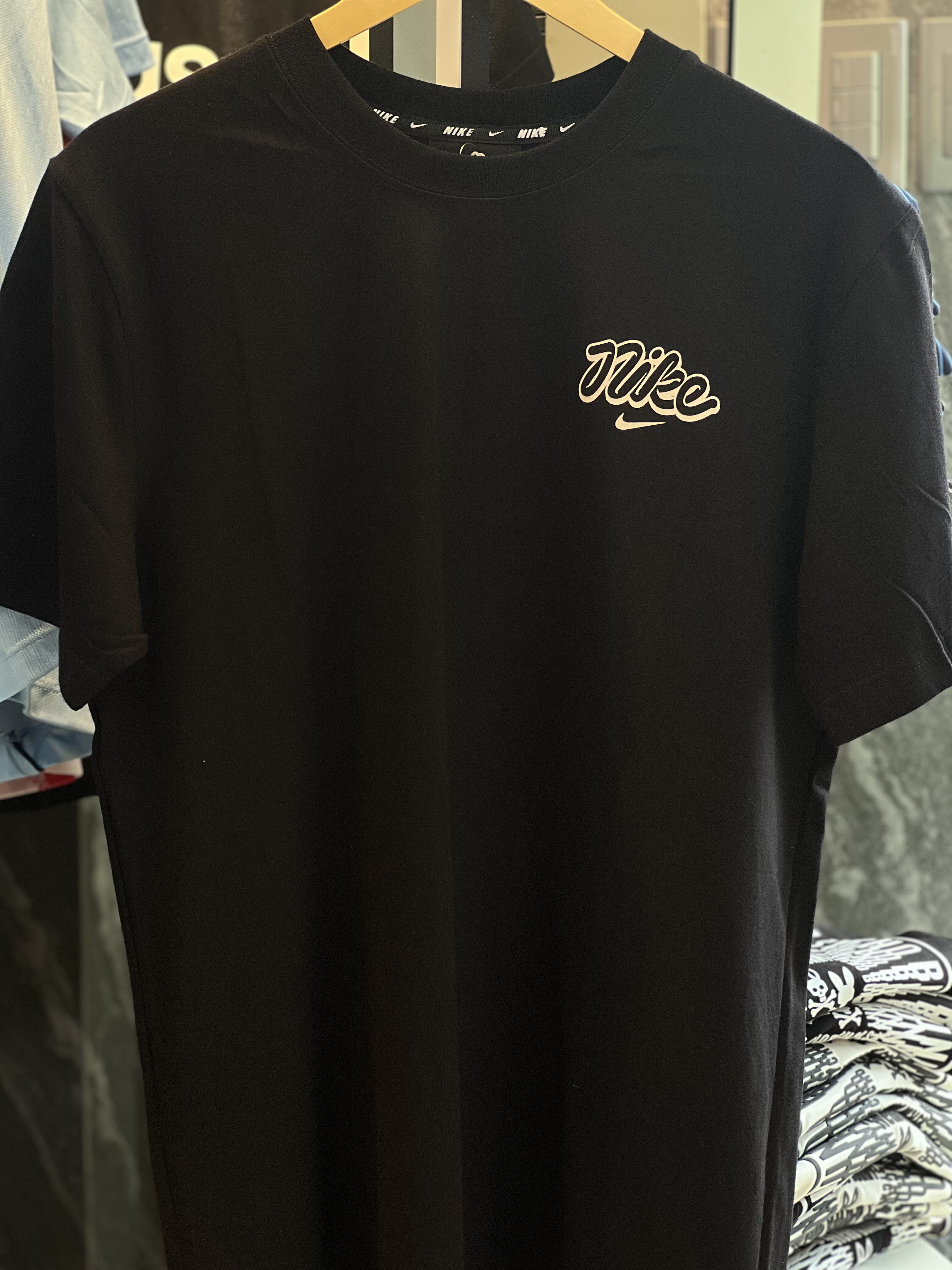 Camisa Nike Negra con  beige
